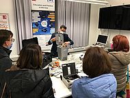 Bildquelle Marc Bicker: Laborbesichtigung des IoT Innovation Labs mit Prof. Dr. Khelil