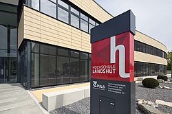 Außenansicht TZ PULS mit Hochschul-Logo