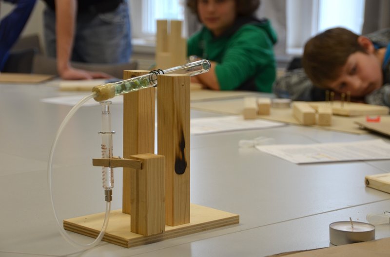 Anhand eines Murmel-Stirling-Motors erfuhren die Kinder, wie ein Motor Kraft in Wärme umwandelt