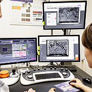 Hochauflösendes Rasterelektronenmikroskop des Labors Physikalische Analytik des LLK
