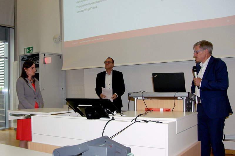 Die Teilnehmer/-innen waren online zugeschalten, vor Ort bei der Veranstaltung (v.l.n.r.): Prof. Dr. Hehenberger-Risse, Prof. Dr. Jautze, Prof. Dr. Hofmann.