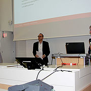 Die Teilnehmer/-innen waren online zugeschalten, vor Ort bei der Veranstaltung (v.l.n.r.): Prof. Dr. Hehenberger-Risse, Prof. Dr. Jautze, Prof. Dr. Hofmann.