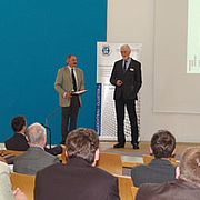 Prof. Dr. Otto Huber, wissenschaftlicher Leiter des Leichtbau Clusters, mit Prof. Dr. Michael Schlimmer bei dessen Vortrag