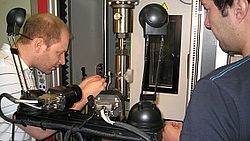 Analyse des Rissnahfeldes und Bestimmung der Bruchzähigkeit