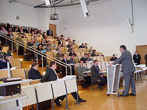 Hochschulpräsident Prof. Dr. Blum bei der Begrüßung der Teilnehmer.