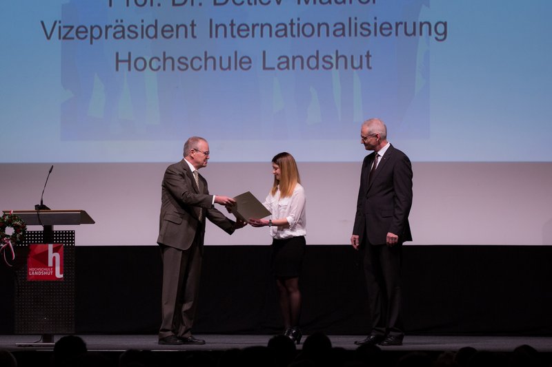 Victoria Yedamenko erhielt von Vizepräsident Prof. Dr. Detlev Maurer (links) den Preis des Deutschen Akademischen Austauschdienstes.