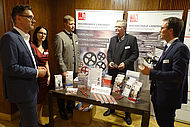 Bezirkstagspräsident Dr. Olaf Heinrich (3. v. l.) mit (v.l.n.r.) BertramVogl (Gf. des Niederbayern-Forums), Jaroslava Pongratz (Netzwerkmanagerin Bayern-Böhmen der Europaregion Donau-Moldau) am Stand der Hochschule mit Peter Patzelt und Marc Bicker. 