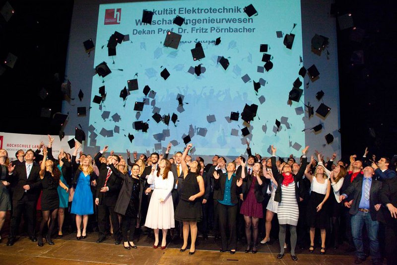 Aus Freude über ihren erfolgreichen Studienabschluss ließen die Absolventinnen und Absolventen ihr Hüte fliegen