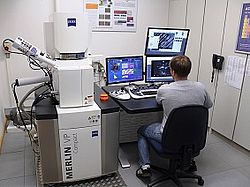 [Translate to Englisch:] Hochauflösendes Feldemissionsrasterelektronenmikroskop Zeiss Merlin Compact VP