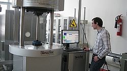 Versuch 3: Betriebsfestigkeitsversuche an einem Hochfrequenzpulsator