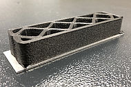 Additiv gefertigter Kunststoff-Metall-Hybridprüfkörper (Foto: AKRO PLASTIC GmbH)