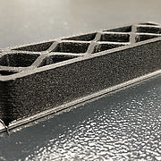 Additiv gefertigter Kunststoff-Metall-Hybridprüfkörper (Foto: AKRO PLASTIC GmbH)