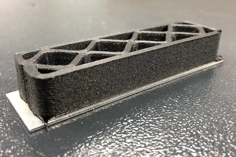 Additiv gefertigter Kunststoff-Metall-Hybridprüfkörper (Foto: AKRO PLASTIC GmbH)