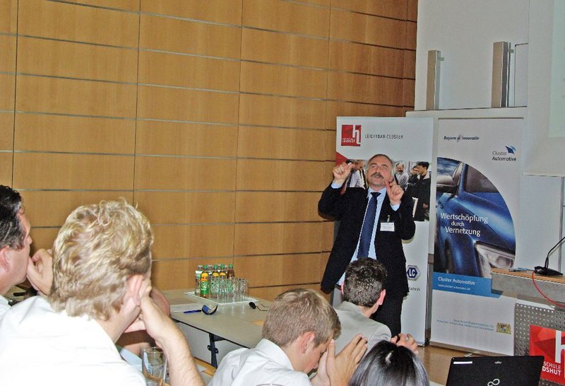 Prof. Dr. Otto Huber (LLK, Hochschule Landshut) erläuterte die Komplexität von Forschungsprojekten im Bereich Leichtbau.