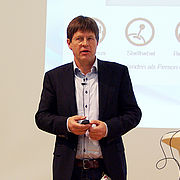 Prof. Dr. Wördenweber bei seinem Vortrag.