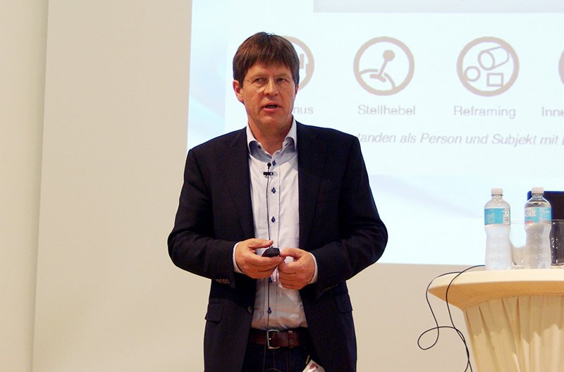 Prof. Dr. Wördenweber bei seinem Vortrag.
