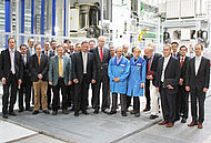Bei der Besichtigung im BMW Werk Landshut mit Hochschulpräsident Prof. Dr. Karl Stoffel (mitte), rechts daneben Standortleiter Murat Aksel und Hochschulratsmitglied Barbara Bergmeier sowie links daneben Betriebsratsvorsitzender Willibald Löw.