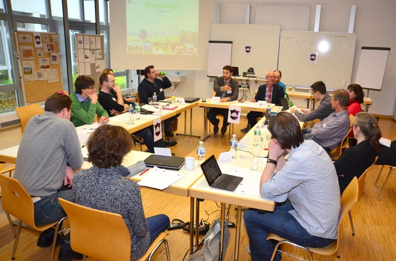 Beim Planspiel „Energetingen“ diskutieren die Gymnasiallehrer/-innen bei der Fortbildung an der Hochschule Landshut