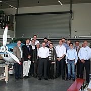 Vlnr: Gerd Mühlbauer (General Manager MT-Propeller) Prof. Helmuth Gesch (Projektleiter), Gast, Florian Riesberg (Mitarbeiter Fa. Amitronics GmbH), Prof. Dr. Anton Harasim, Dr. Norbert Rümmler (Geschäftsführer Fa. Amitronics GmbH), Gast, Stephan Jobstm
