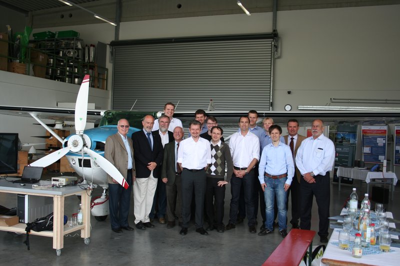 Vlnr: Gerd Mühlbauer (General Manager MT-Propeller) Prof. Helmuth Gesch (Projektleiter), Gast, Florian Riesberg (Mitarbeiter Fa. Amitronics GmbH), Prof. Dr. Anton Harasim, Dr. Norbert Rümmler (Geschäftsführer Fa. Amitronics GmbH), Gast, Stephan Jobstm