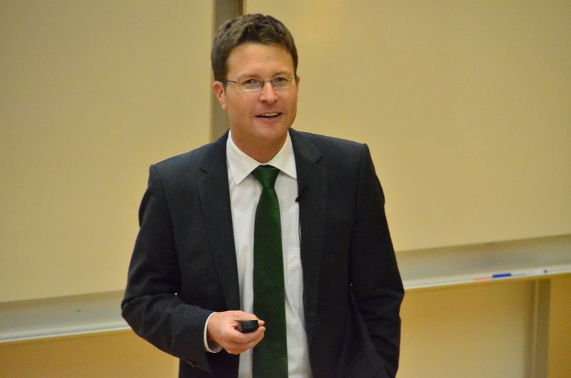 Dr. Thomas Schlegl zeigte den engen Zusammenhang zwischen Erneuerbaren Energien und der Wirtschaft auf