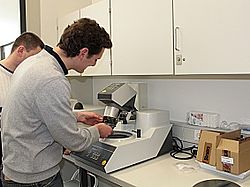 [Translate to Englisch:] Schleifmaschine Struers RotoPol-11
