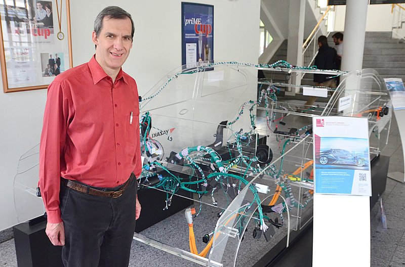 Studiengangleiter Prof. Dr. Mathias Rausch macht derzeit an der Hochschule mit einem Plexiglasauto auf den neuen Studiengang aufmerksam