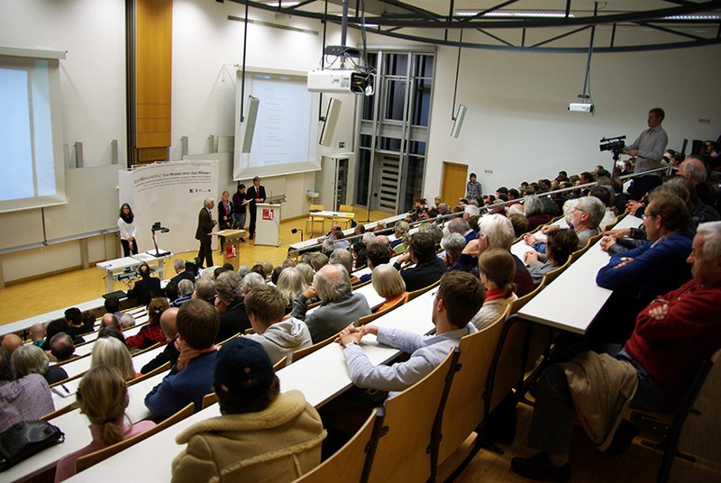 Der Vortrag stieß auf großes Interesse, wie der volle Hörsaal zeigt.