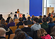 Hochschul-Vizepräsidentin Prof. Dr. Gudrun Schiedermeier begrüßte die zahlreichen Teilnehmer/innen bei „Campus real“ an der Hochschule Landshut.