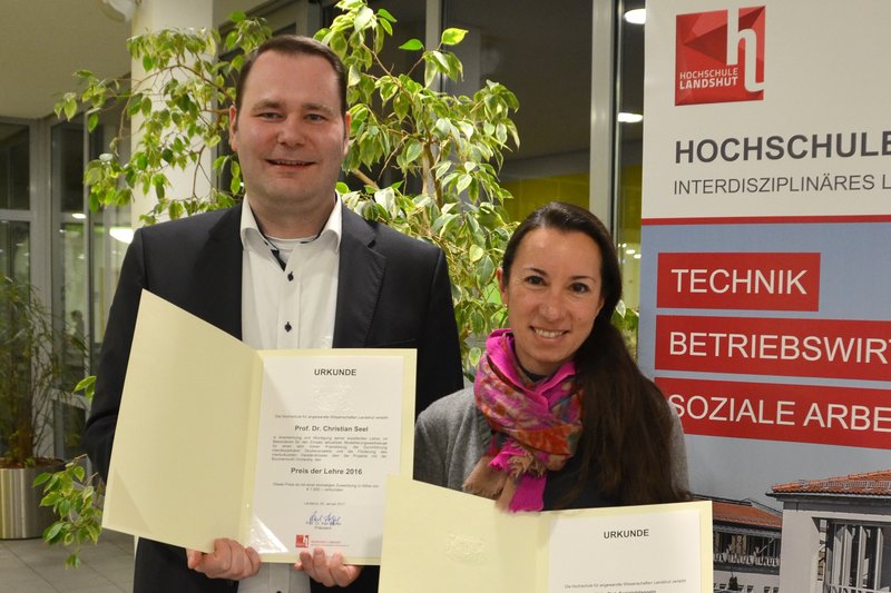 Christiane Heigermoser und Prof. Dr. Christian Seel (v. rechts) erhielten den Preis der Lehre der Hochschule Landshut.