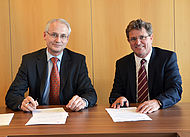 (v. l.) Prof. Dr. Karl Stoffel und Prof. Heinrich Köster bei der Unterzeichnung des Kooperationsvertrages