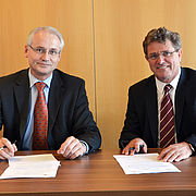 (v. l.) Prof. Dr. Karl Stoffel und Prof. Heinrich Köster bei der Unterzeichnung des Kooperationsvertrages