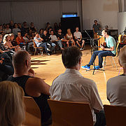 Prof am Tag, Entertainer am Abend: Prof. Dr. Sven Roeren sang Popsongs mit Gitarre.
