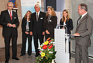 Bei der Auszeichung durch Wissenschaftsminister Dr. Wolfgang Heubisch: Hochschulpräsident Prof. Dr. Karl Stoffel (links), Kerstin Micolucci-Dempf (Leiterin Zentrale Studienberatung, 4.v.l.) und die Vertreter/innen der Hochschule Rosenheim.