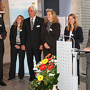 Bei der Auszeichung durch Wissenschaftsminister Dr. Wolfgang Heubisch: Hochschulpräsident Prof. Dr. Karl Stoffel (links), Kerstin Micolucci-Dempf (Leiterin Zentrale Studienberatung, 4.v.l.) und die Vertreter/innen der Hochschule Rosenheim.