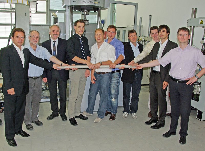 Beim 2. Treffen der Projektpartner: Prof. Dr. Otto Huber (3.v.l.) und Johannes Dallmeier (3.v.r.) vom LLK der Hochschule Landshut  mit (v.l.n.r.) Hans-Peter Vogt (Magnesium Flachprodukte GmbH), Prof. Dr. Klaus Eigenfeld (Gießerei-Institut, TU Bergakademi
