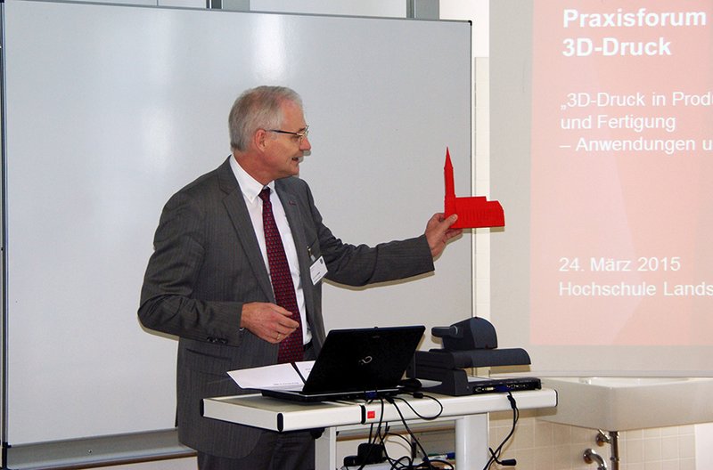 Hochschulpräsident Prof. Dr. Karl Stoffel präsentierte bei seiner Begrüßung ein an der Hochschule entstandes 3D-Muster der Martinskirche.