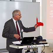 Hochschulpräsident Prof. Dr. Karl Stoffel präsentierte bei seiner Begrüßung ein an der Hochschule entstandes 3D-Muster der Martinskirche.