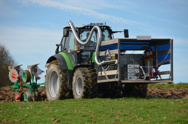 Traktor im schweren Feldeinsatz mit applizierter Messtechnik