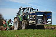 Traktor im schweren Feldeinsatz mit applizierter Messtechnik