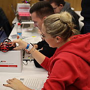 Die Studierenden beim Zusammenbauen des TI-RSLK Max