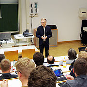 Die mehr als 60 Teilnehmer begrüßte Vizepräsident Prof. Dr. Holger Timinger. 