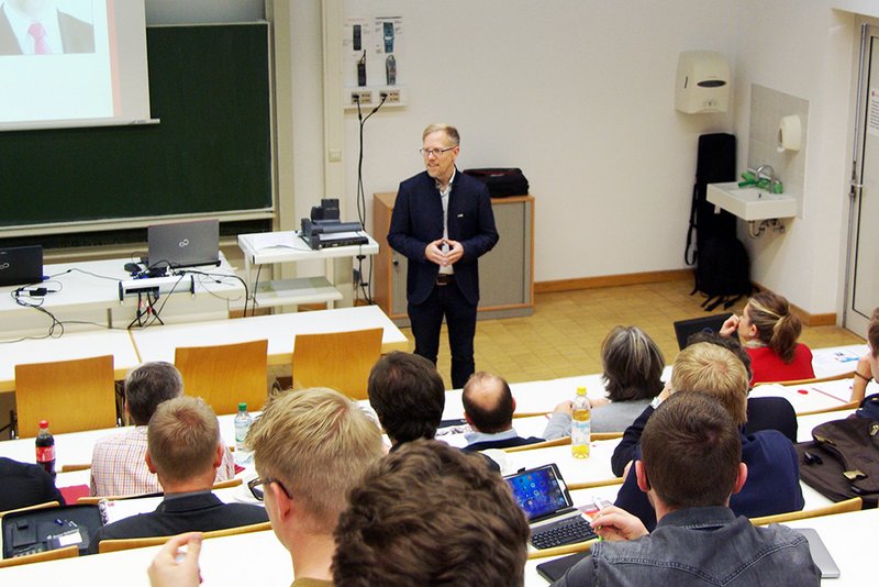 Die mehr als 60 Teilnehmer begrüßte Vizepräsident Prof. Dr. Holger Timinger. 