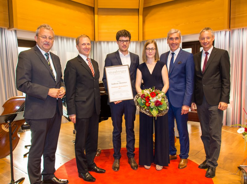 Von links: Landrat Josef Laumer, Prof. Dr. Alfons Haber, Preisträger Andreas Memmer, Kathrin Memmer, Walter Strohmaier von der Sparkasse Niederbayern-Mitte, Straubings Oberbürgermeister Markus Pannermayr. (Foto: Sparkasse Niederbayern-Mitte)