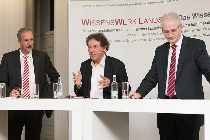 Bei der Podiumsdiskussion (v.l.n.r.): Dr. Klaus Draeger (Mitglied des Vorstands der BMW AG), Referent Prof Dr. Dieter Frey (LMU München), Hochschulpräsident Prof. Dr. Karl Stoffel.