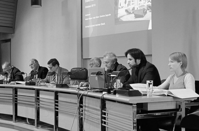 Das Sozialausschuss-Podium mit (v.l.) Manfred Knopf, Hans Schober, Gerd Steinberger, Josef Sachsenhauser sowie Prof. Dr. Hubert Beste, Dimitrios Zagoudis und Anja Wiest vom Fachbereich Soziale Arbeit der Hochschule Landshut (Foto: Landshuter Zeitung)