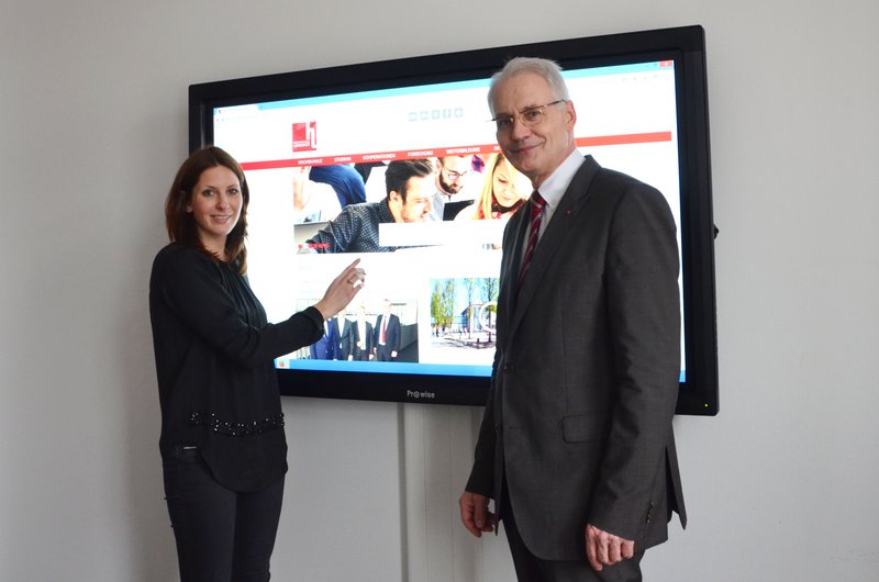 Hochschulpräsident Prof. Dr. Karl Stoffel und Marketingreferentin Natascha Lindner