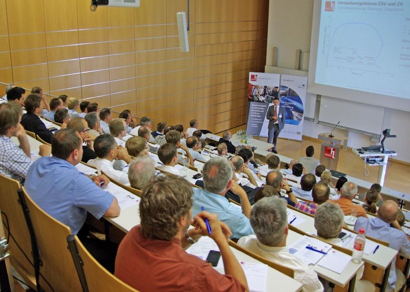 Dipl.-Ing. Florian Altenwegner (Labor Klebtechnik- und Verbundwerkstoffe, Hochschule Landshut) bei seinem Vortrag mit vollem Plenum.