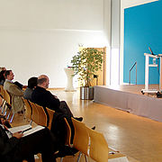 Hochschulpräsident Prof. Dr. Karl Stoffel bei der Begrüßung der Absolventen des MBAs