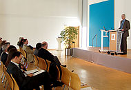 Hochschulpräsident Prof. Dr. Karl Stoffel bei der Begrüßung der Absolventen des MBAs